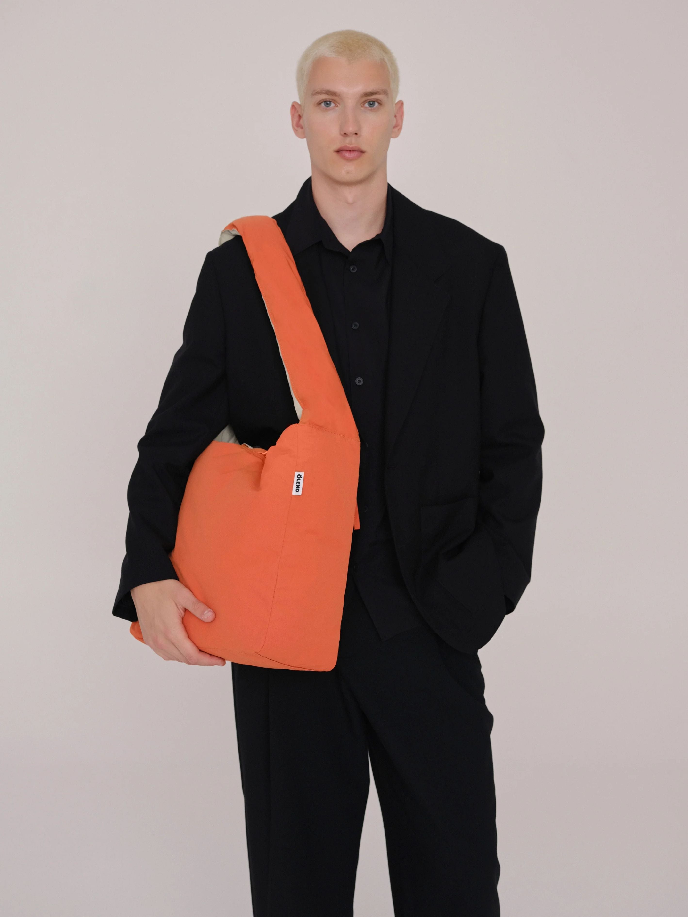 OLEND オレンド　ショルダーバッグ　coal 公式】ÖLEND オレンド Ona Soft Bag バッグ Coal – CHELSEA