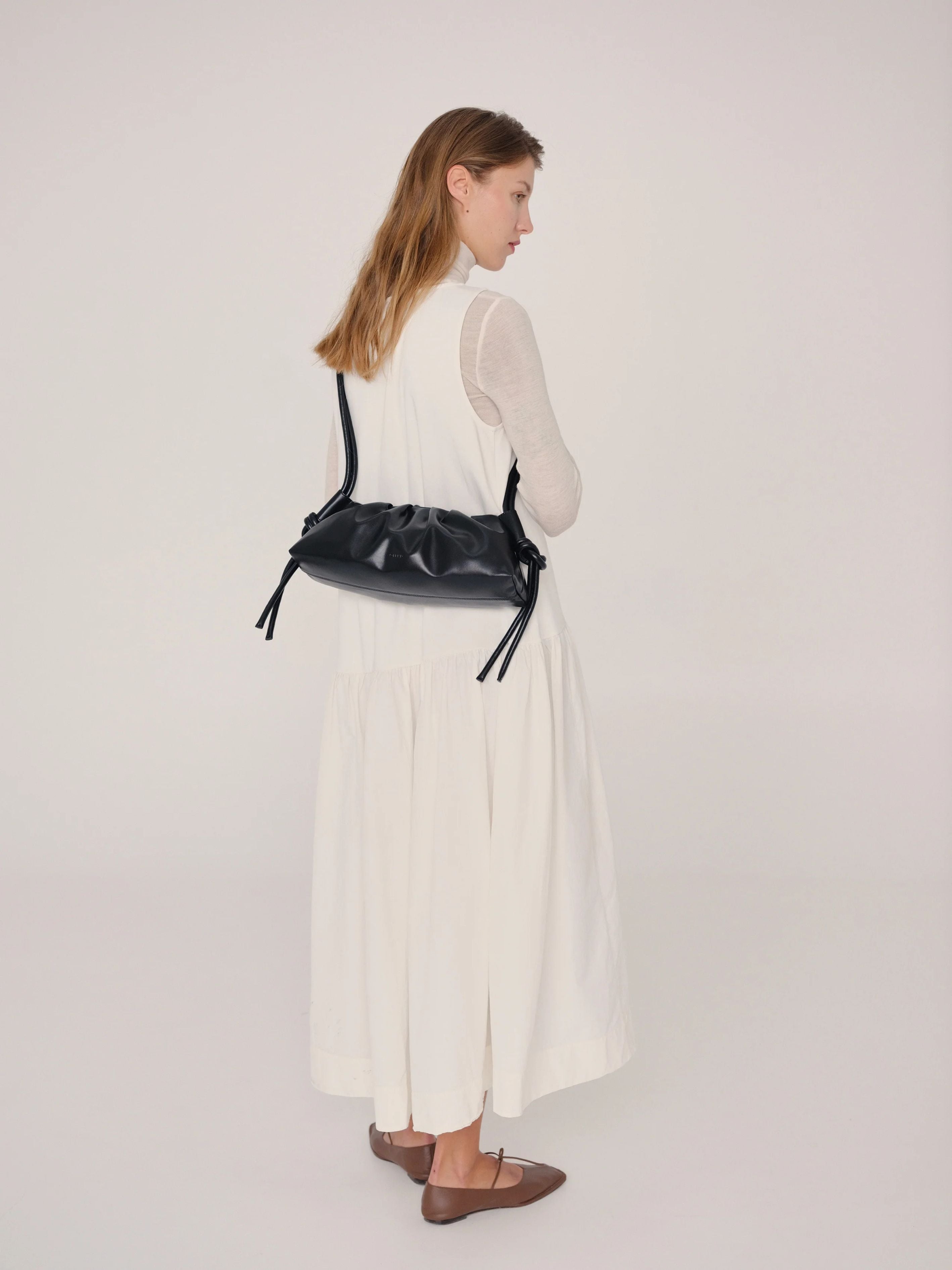 送料関税込☆Olend レザー  Dumpling Bag ２色展開 ÖLEND - DUMPLING BAG - BLACK | Shop at PUKAS SURF SHOP